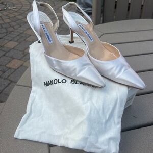 MANOLO BLAHNIK
Carolyne satin slingback pumps